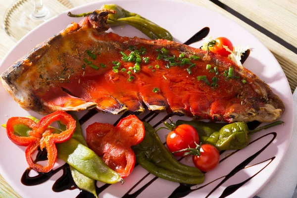 Hammelrippen unter heißer Tomatensauce gebacken — Stockfoto