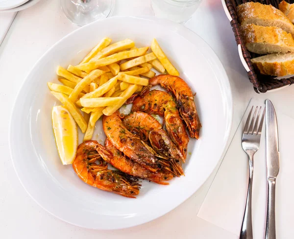 Grilled shrimps with french fries — Stock Photo, Image