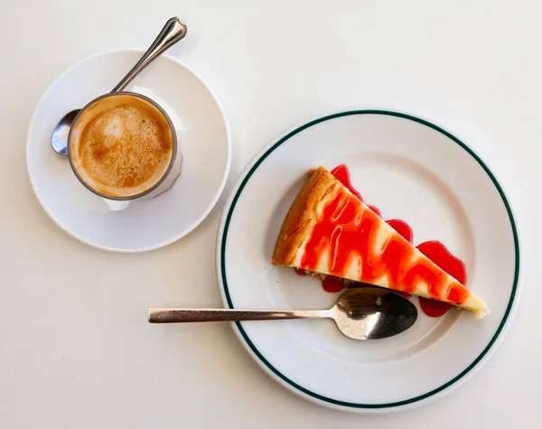 Fetta di deliziosa torta di formaggio classica con salsa fruttata servita — Foto Stock