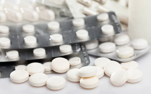 Verschiedene Pillen auf weißem Hintergrund — Stockfoto