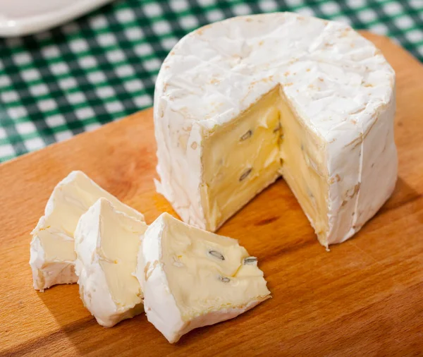 机の上のカンボゾラチーズのスライス、フランス料理の料理 — ストック写真