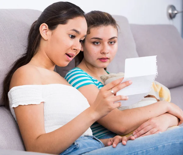 Jong meisje het lezen van liefde brief met vriend — Stockfoto