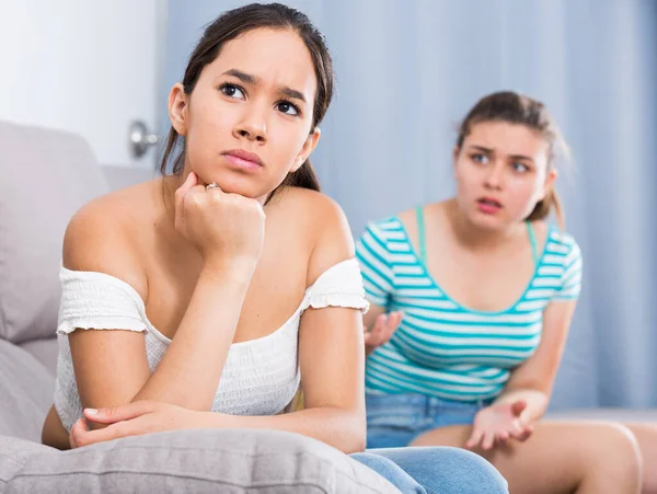 Две девочки-подростки ссорятся дома — стоковое фото