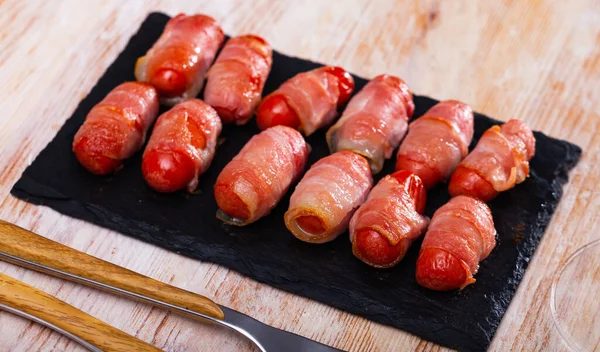 Španělské chutné jídlo rolované ve slaninových klobásách — Stock fotografie