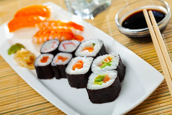 Sushi. Japonská kuchyně — Stock fotografie