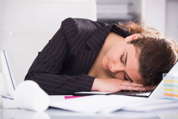 Donna dipendente dorme dopo una giornata produttiva al lavoro — Foto Stock