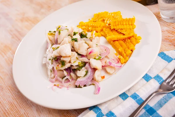 Ceviche inlagd öring i limejuice med majs — Stockfoto