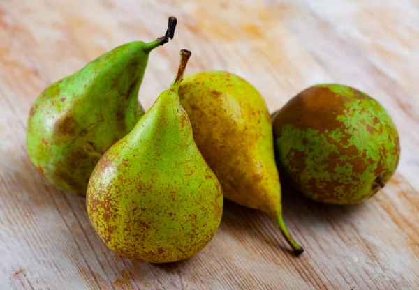 Smakelijk rijpe peren op een houten tafel — Stockfoto