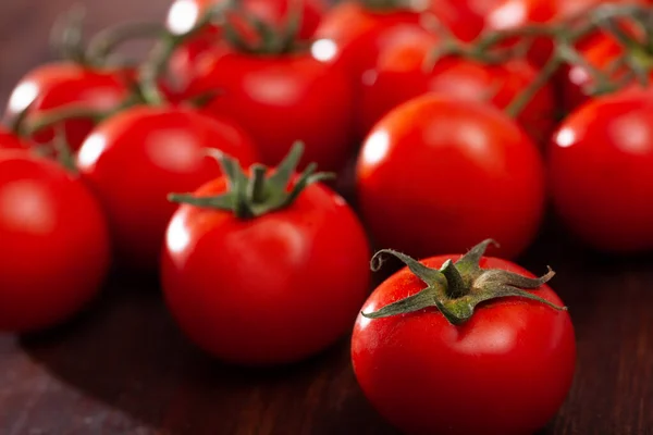 Rijpe tomaten op houten ondergrond — Stockfoto