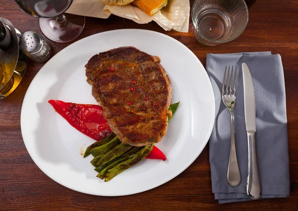 Horní pohled na hovězí entrecote se zelenými fazolemi a paprikou — Stock fotografie