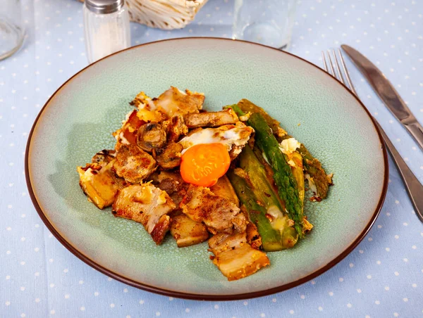 Breakfast of fried eggs with mushrooms, asparagus and bacon — Stock Photo, Image