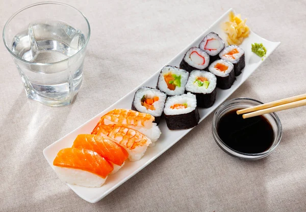 Piatto tradizionale giapponese di sushi. — Foto Stock