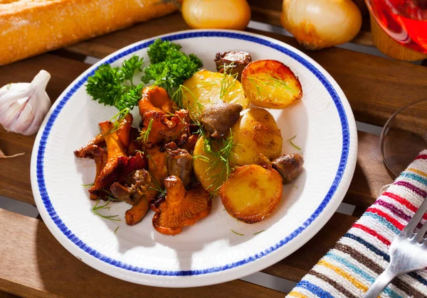 Chanterelles frites au cœur de poulet et pommes de terre — Photo