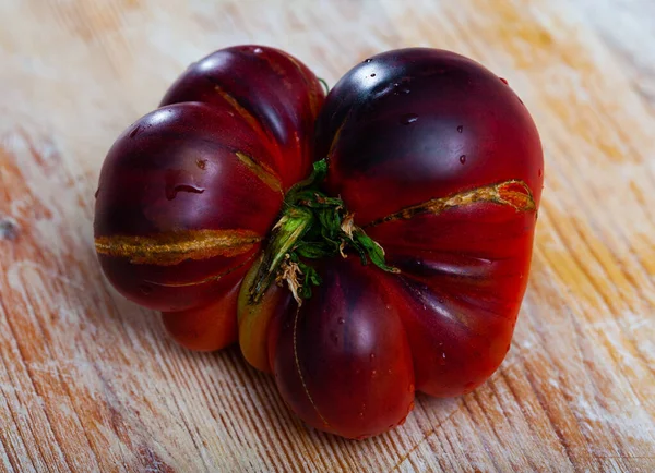 Herencia o beefsteak tomate sobre mesa de madera — Foto de Stock