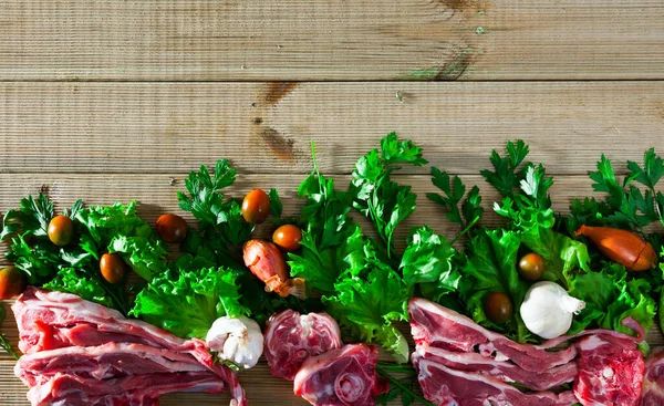 Carne di montone cruda e verdure assortimento su sfondo naturale in legno — Foto Stock