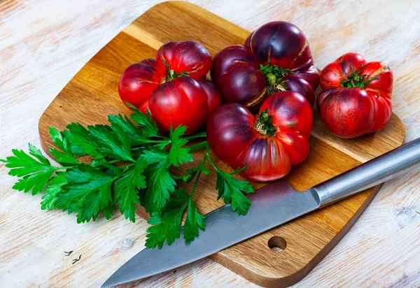 Hovězí rajčata a petržel na dřevěném stole — Stock fotografie