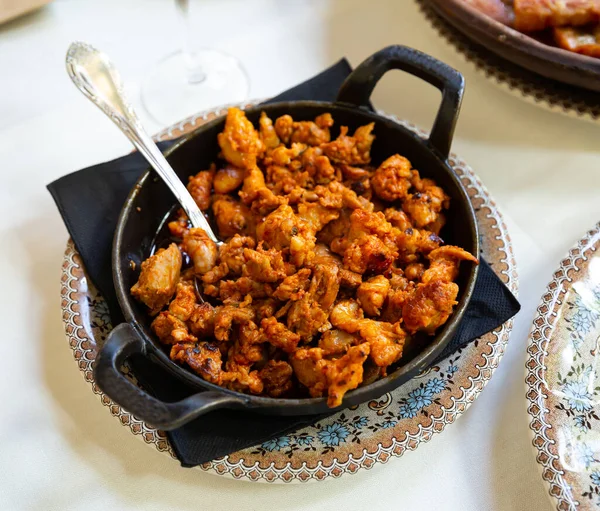 Imagen de sartén con carne frita con chorizo en la mesa —  Fotos de Stock