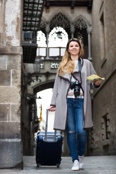 Dívka na procházce s cestovní taškou — Stock fotografie
