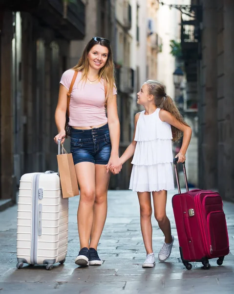 Mujer y una chica están caminando por las calles —  Fotos de Stock