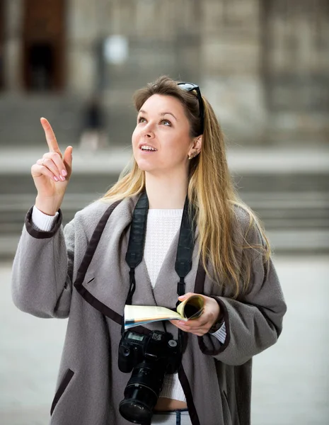 Woman having pamphlet and looking for her route — Stock Photo, Image