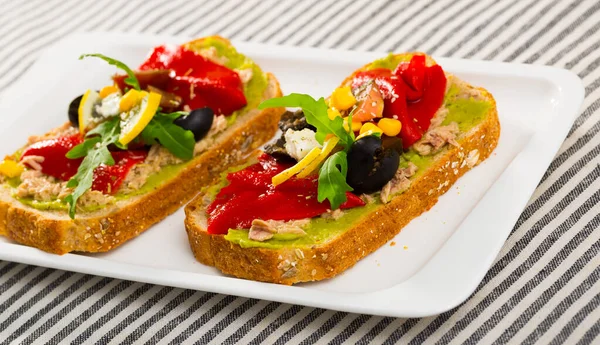 Sandwich mit Thunfisch, Guacamole, Oliven, Rucola und Feta-Käse ist ein schmackhaftes Gericht — Stockfoto