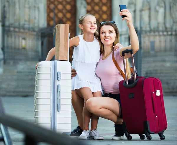 Kvinna med liten dotter reser tillsammans, tar selfie — Stockfoto