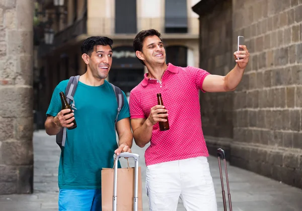 Uomini turisti che camminano con la birra — Foto Stock