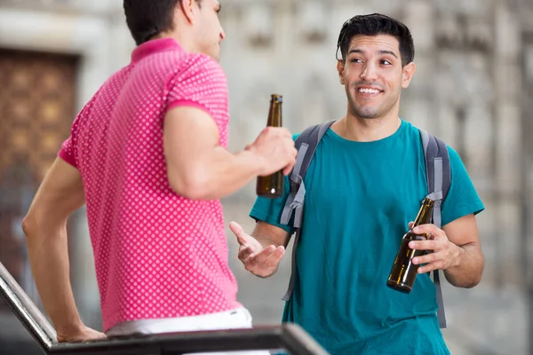 Männerfreunde reden und trinken Bier — Stockfoto