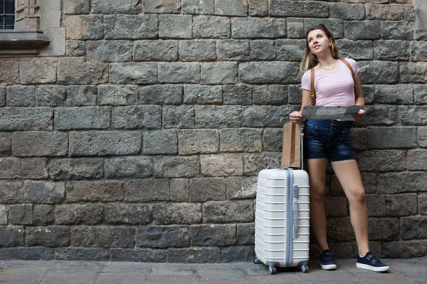 Vrouwelijke toerist staan op muur achtergrond — Stockfoto