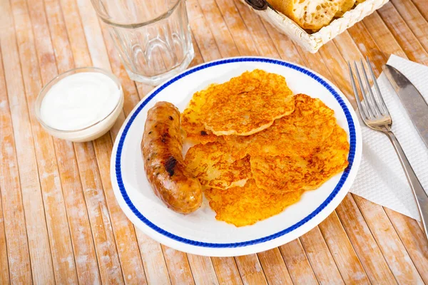 Kartoffelpuffer mit Wurst und saurer Sahne — Stockfoto