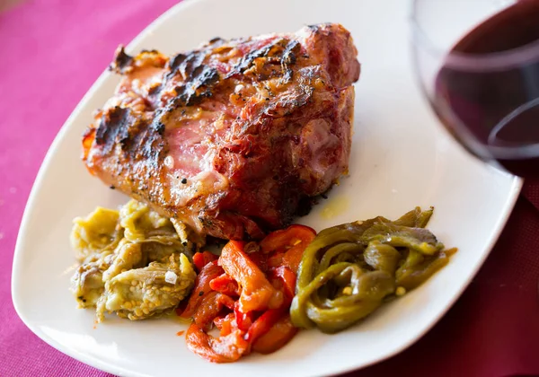 Broiled pork knuckle with vegetable garnish — Stock Photo, Image