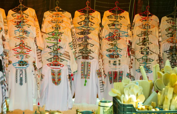 Camisas bordadas nacionais no mercado Bucovina — Fotografia de Stock