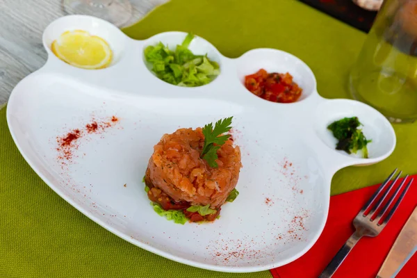 Sabroso sarro de salmón servido con verduras y limón — Foto de Stock