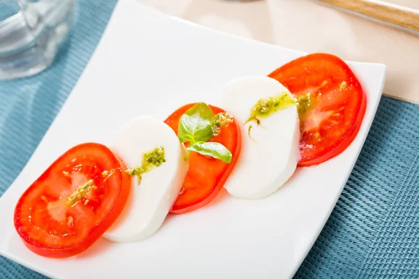 Salatcaprese mit Tomaten, Mozzarella und Kräutern — Stockfoto