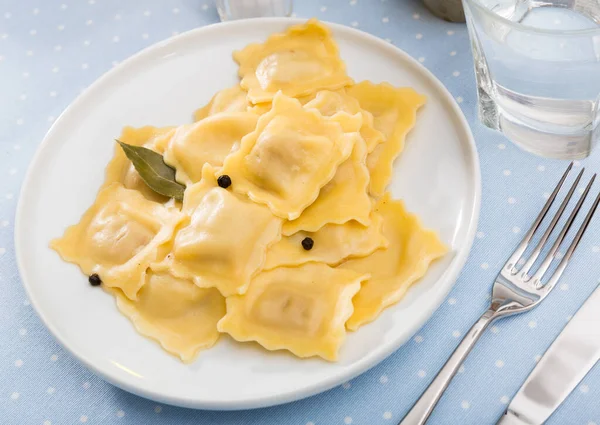 Leckere appetitliche Ravioli mit Lorbeerblatt und schwarzem Pfeffer — Stockfoto