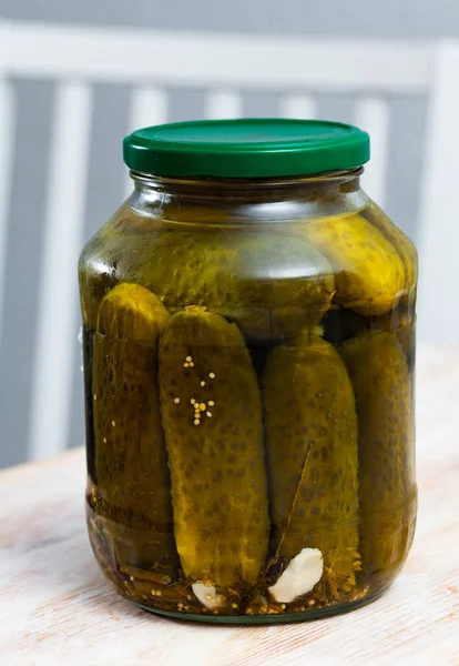 Bouteille en verre de concombres marinés — Photo