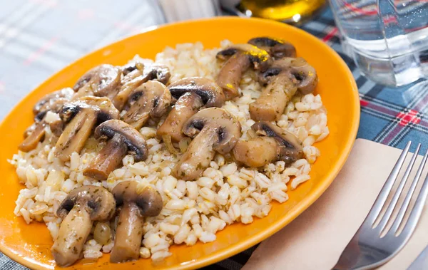 Cebada de perlas cocidas con champiñones asados — Foto de Stock