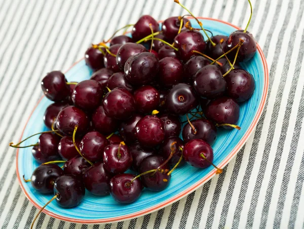 Closeup of fresh tasty red berry cherry on plate — Stok Foto