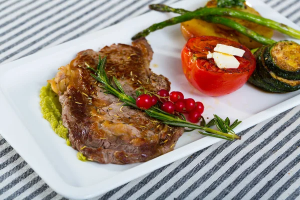 Roasted veal steak with guacamole and baked vegetables — Stock Photo, Image