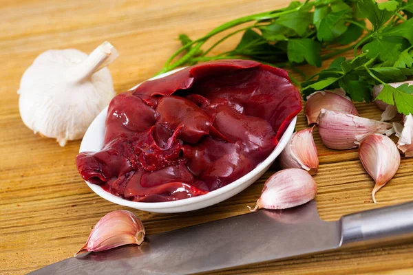 Image du foie de lapin cru à l'ail et aux légumes verts — Photo