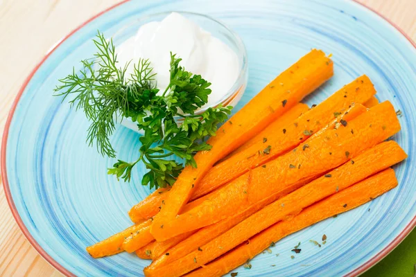 Palitos de zanahoria con salsa cremosa — Foto de Stock