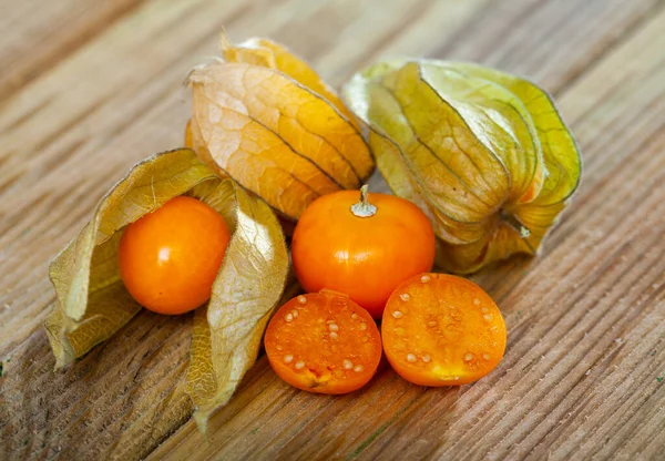 Capo uva spina physalis su sfondo di legno — Foto Stock