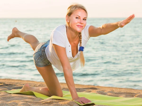 Frauen zwischen 25 und 35 Jahren machen Ausdauerübungen — Stockfoto