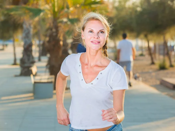 Femme en T-shirt blanc fait du jogging — Photo