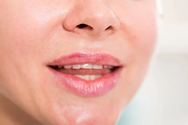 Närbild av flickor läppar med rena läppstift make up. makro läppglans make-up — Stockfoto