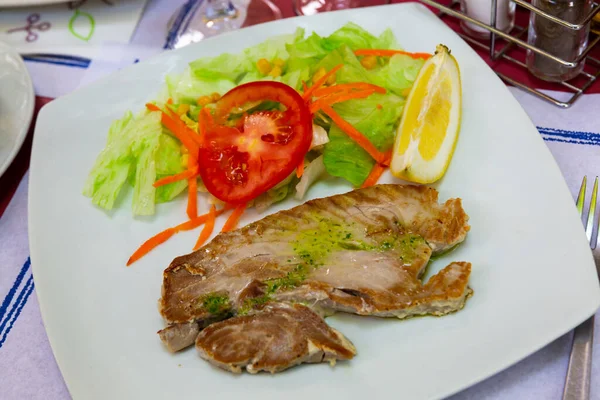Filé de atum assado com pesto, salada de legumes frescos e limão — Fotografia de Stock