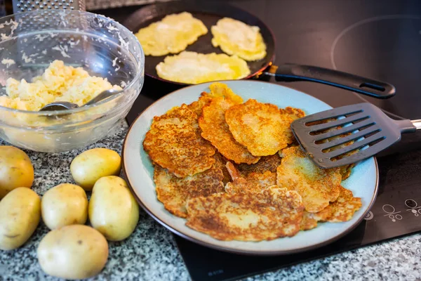 Processus de cuisson de la derunie ukrainienne traditionnelle à partir de pommes de terre râpées — Photo