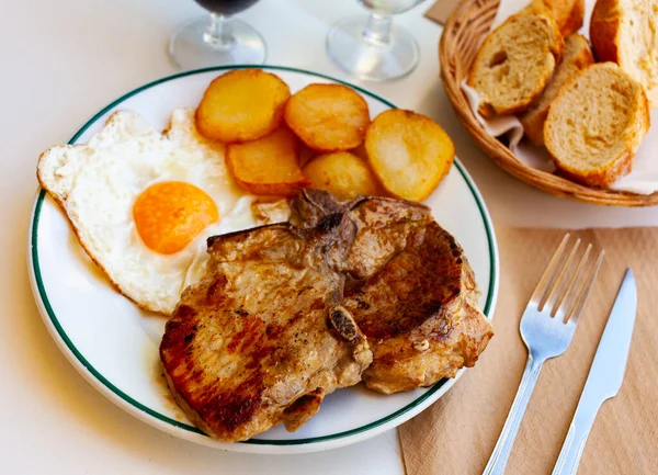 美式烤猪肉，炒鸡蛋放在盘子里 — 图库照片