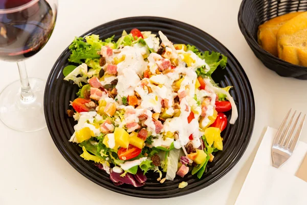 Грецький салат з латункою, капустою та беконом на обід — стокове фото