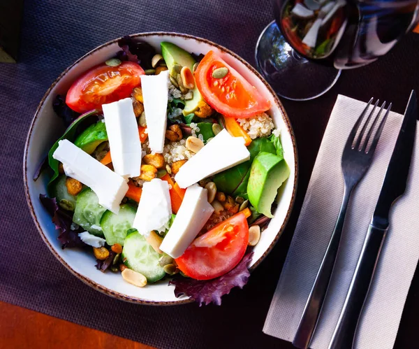 Cozinha salada espanhola com queijo e quinoa para o café da manhã — Fotografia de Stock